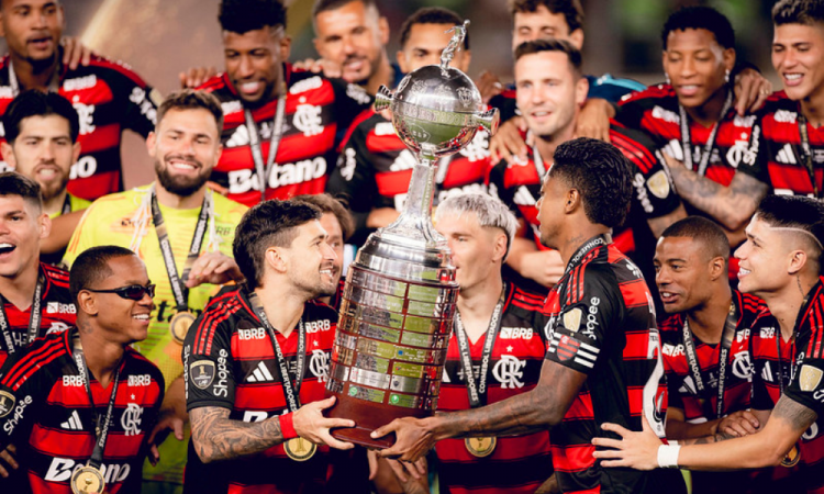Flamengo celebra tetra da Libertadores com desfile em trio elétrico no Centro do Rio