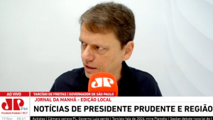 Tarcísio de Freitas afirma que o presidente da Câmara, Hugo Motta, foi 'gigante' em apontar o deputado Guilherme Derrite (PP-SP) como relator do PL Antifacção, durante entrevista exclusiva à Jovem Pan FM - Presidente Prudente
