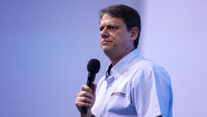 Governador de São Paulo, Tarcísio de Freitas, crítica a gestão do governo federal e defende a união da direita, durante a 1ª edição do UBS Wealth Management Latam Summit