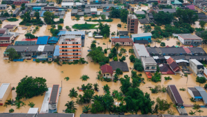 Águas da enchente cercando prédios residenciais em Hat Yai, na província de Songkhla, no sul da Tailândia