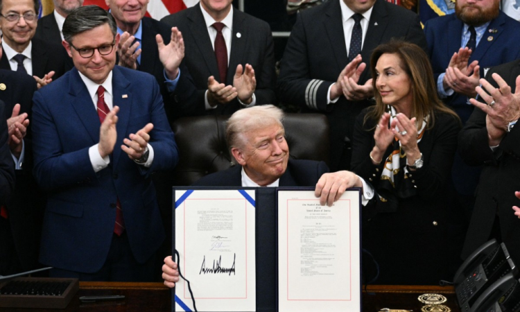 Presidente dos EUA, Donald Trump, exibe o pacote de projetos de lei assinado para reabrir o governo federal