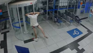 Tentativa de furto a uma agência bancária em Carangola, na Zona da Mata mineira, terminou de forma inusitada, quando um jovem de 20 anos invadiu o local acabou ficando apenas de cueca ao tentar passar pela porta giratória