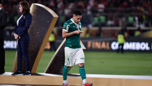 Vitor Roque lamenta a derrota por 1 a 0 para o Flamengo na final da Copa Libertadores