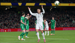 Cristiano Ronaldo corre sério risco de perder até dois jogos na fase inicial da Copa do Mundo, após ser expulso por dar uma cotovelada no zagueiro irlandês Dara O'Shea