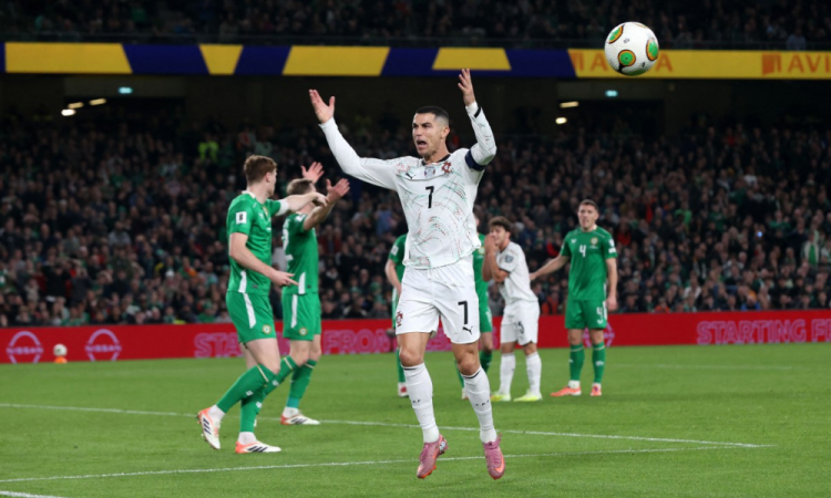 Cristiano Ronaldo corre sério risco de perder até dois jogos na fase inicial da Copa do Mundo, após ser expulso por dar uma cotovelada no zagueiro irlandês Dara O'Shea