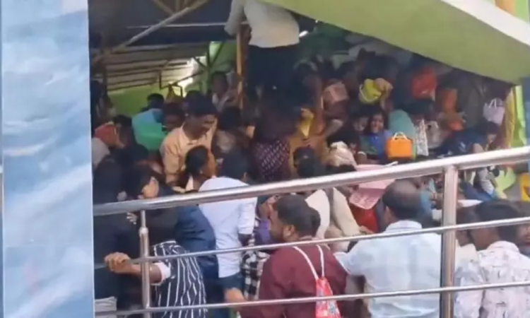 Celebração religiosa no templo Swamy Venkateswara, no sul da Índia, termina em tragédia, onde, pelo menos, nove pessoas morreram