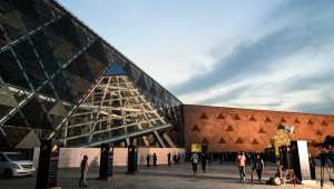 Vista da entrada principal do Grande Museu Egípcio antes da cerimônia de inauguração em Gizé, Egito