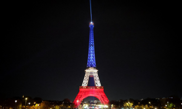 Torre Eiffel iluminada com as cores da bandeira nacional francesa para relembrar o 10º aniversário dos ataques terroristas de 2015 em Paris