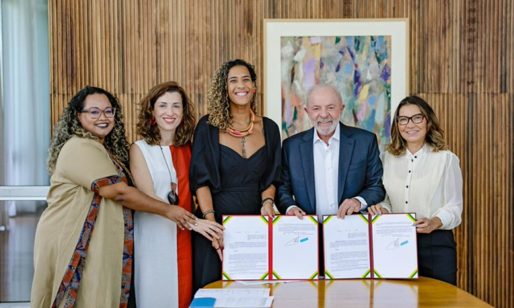 Presidente Lula durante assinatura de decretos de terras e investimento em Áreas Quilombolas, com a Ministra da Igualdade Racial, Anielle Franco