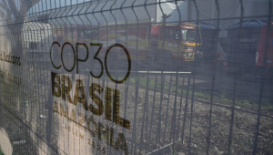 Vista de caminhões de bombeiros do lado de fora da COP30, a Conferência das Nações Unidas sobre Mudanças Climáticas, em Belém