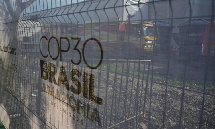 Vista de caminhões de bombeiros do lado de fora da COP30, a Conferência das Nações Unidas sobre Mudanças Climáticas, em Belém