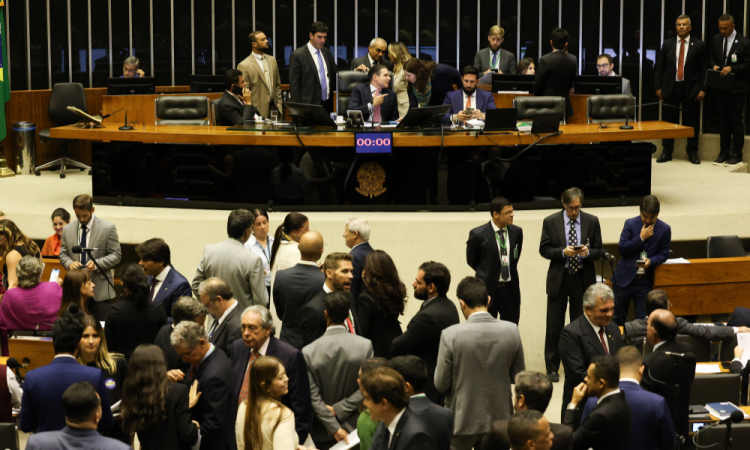 Projeto que amplia o direito à licença-paternidade para 20 dias é aprovado pela Câmara dos Deputados nesta terça-feira (4)