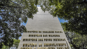 Incêndio, desencadeado por uma explosão, atingiu as dependências do Ministério da Igualdade Racial na manhã desta terça-feira (25)