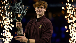 Jannik Sinner comemora com o troféu após vencer a final de simples masculina do torneio de tênis ATP Masters 1000 de Paris
