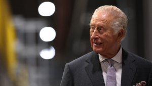 Rei Charles III chega para inaugurar oficialmente o Depósito do Metrô do Sul do País de Gales, na cidade de Taff's Well