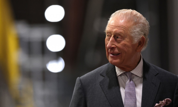 Rei Charles III chega para inaugurar oficialmente o Depósito do Metrô do Sul do País de Gales, na cidade de Taff's Well