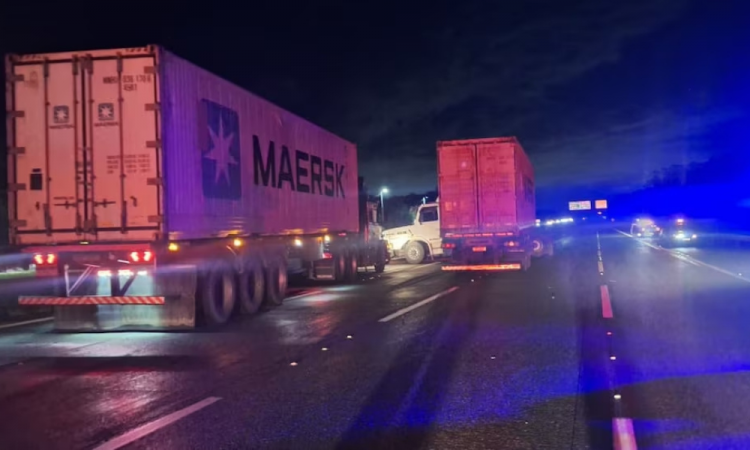 Dois policiais militares estão internados em estado grave após serem atropelados no acostamento da Rodovia dos Imigrantes, em São Paulo