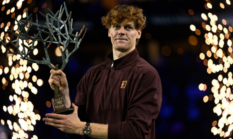 Jannik Sinner comemora com o troféu após vencer a final de simples masculina do torneio de tênis ATP Masters 1000 de Paris