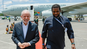 Presidente Lula durante a chegada a Joanesburgo, no Aeroporto Internacional O.R. Tambo, na África do Sul