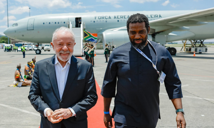 Presidente Lula durante a chegada a Joanesburgo, no Aeroporto Internacional O.R. Tambo, na África do Sul