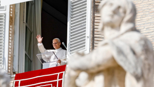 Papa Leão XIV lidera a oração do Angelus da janela de seu escritório com vista para a Praça de São Pedro