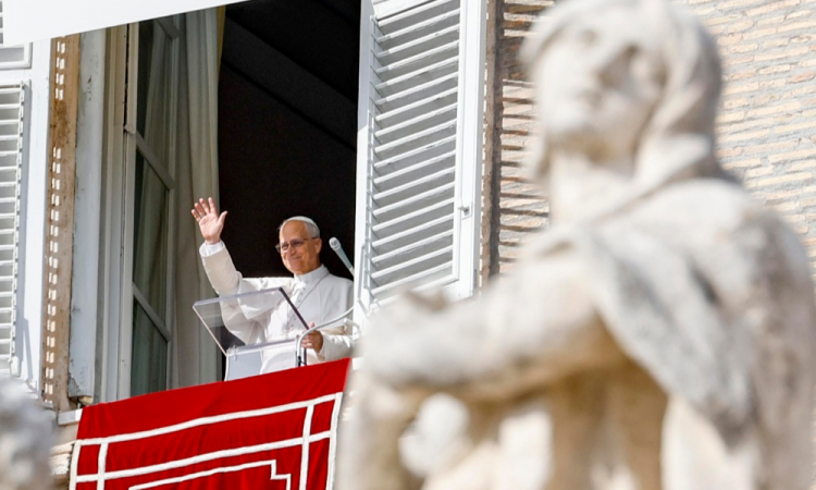 Papa Leão XIV lidera a oração do Angelus da janela de seu escritório com vista para a Praça de São Pedro
