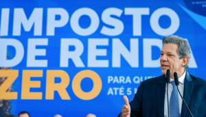 Ministro da Fazenda, Fernando Haddad, celebra a sanção da lei que zera o Imposto de Renda (IR) para quem ganha até R$ 5 mil mensais