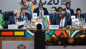 Presidente Lula discursa durante a última sessão temática da Cúpula de Líderes do G20 – grupo das maiores economias do mundo, em Joanesburgo, na África do Sul