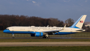 Avião transportando delegação dos EUA, incluindo o secretário de Estado americano Marco Rubio, aterrissa no aeroporto de Genebra, na Suíça