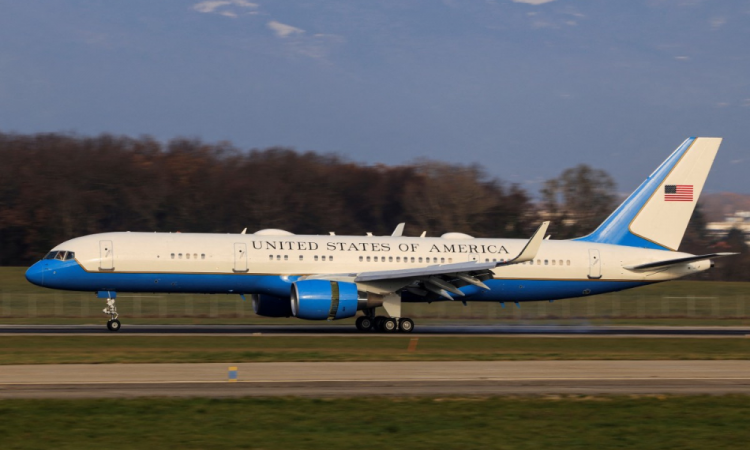 Avião transportando delegação dos EUA, incluindo o secretário de Estado americano Marco Rubio, aterrissa no aeroporto de Genebra, na Suíça