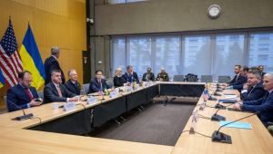 Secretário de Estado dos EUA, Marco Rubio, e o enviado especial dos EUA, Steve Witkoff, estão diante da delegação ucraniana durante as discussões sobre um plano americano para encerrar a guerra na Ucrânia