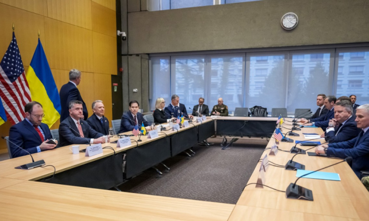 Secretário de Estado dos EUA, Marco Rubio, e o enviado especial dos EUA, Steve Witkoff, estão diante da delegação ucraniana durante as discussões sobre um plano americano para encerrar a guerra na Ucrânia