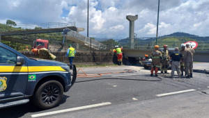 Passarela desaba e mata uma pessoa no RJ