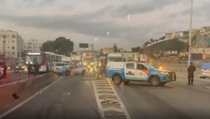 Realização da Operação Barricada Zero, deflagrada pelo Governo do RJ para remover bloqueios físicos instalados pelo crime organizado, resultou em intensos confrontos e no fechamento temporário da Avenida Brasil