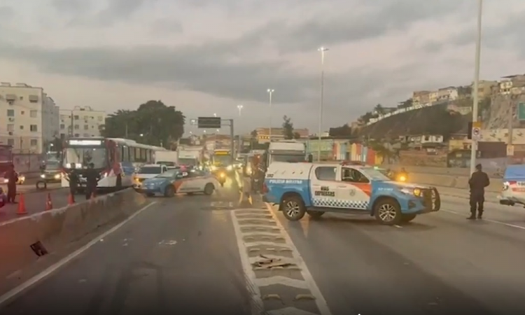 Tiroteio fecha Avenida Brasil durante operação contra barricadas na Zona Norte do Rio