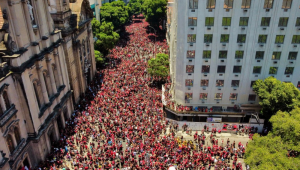 Vista aérea de torcedores aguardando os jogadores do Flamengo no Rio de Janeiro