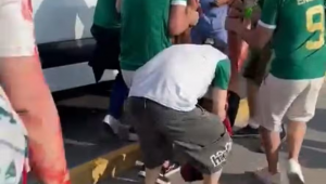 Torcedor do Palmeiras recebe atendimento médico em Lima