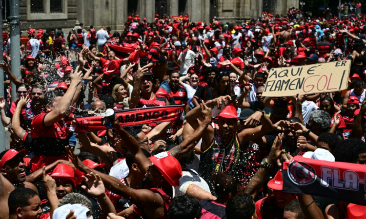 Torcedores do Flamengo comemoram no Rio de Janeiro a conquista do tetracampeonato da Libertadores