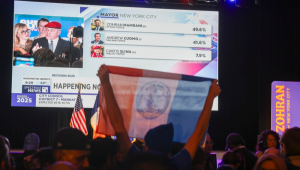 Convidados reagem ao anúncio da vitória do candidato democrata à prefeitura de Nova York, Zohran Mamdani
