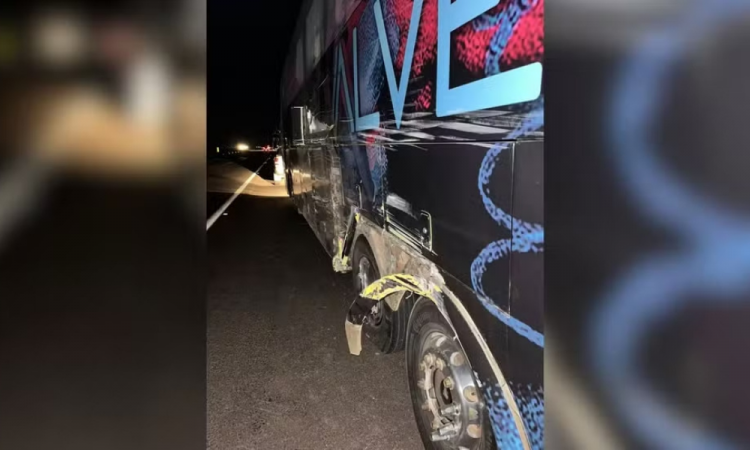 Ônibus da cantora Amanda Alves se envolve em acidente com 23 feridos