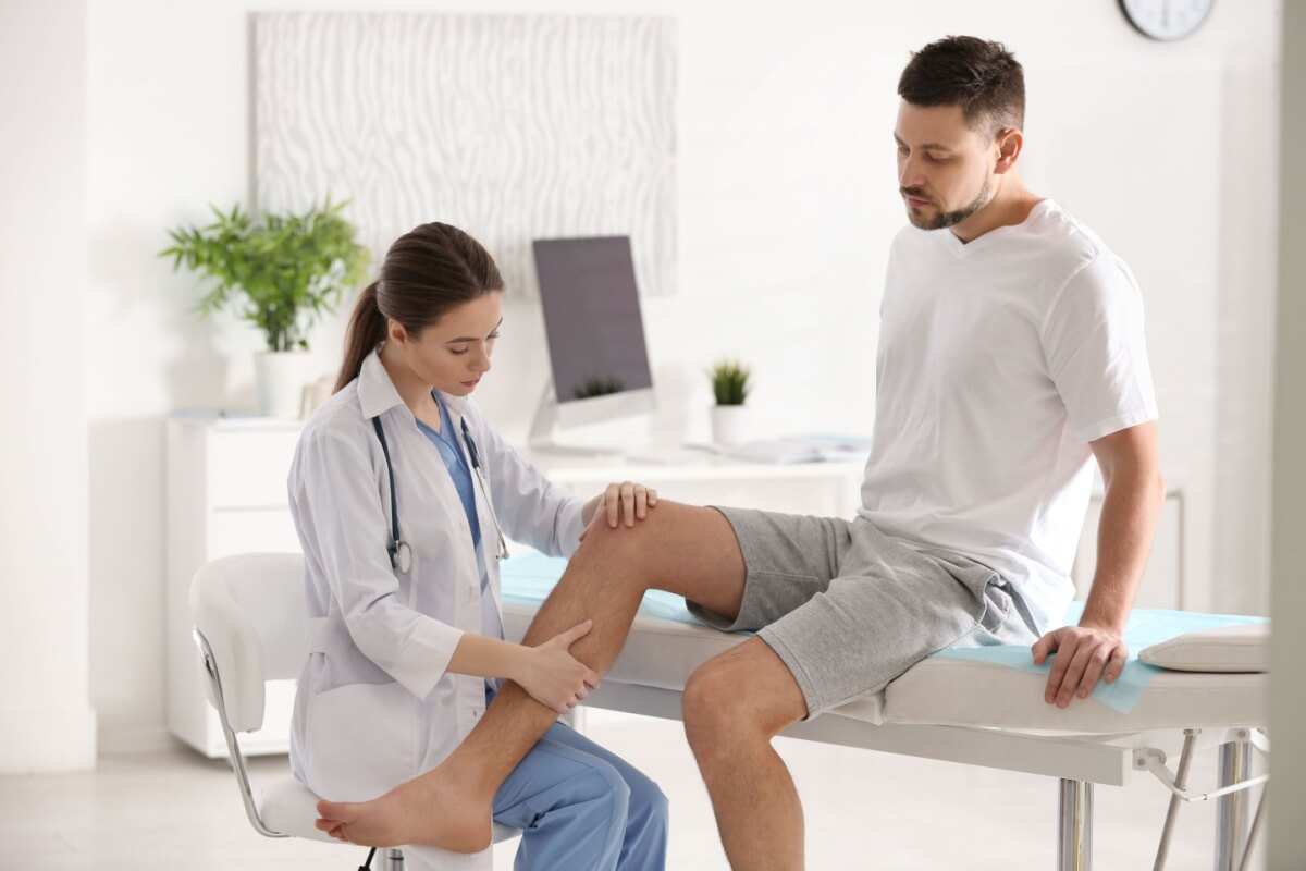 Quando o incômodo não passa e interfere na rotina, é preciso investigar causas estruturais que vão além da sobrecarga 