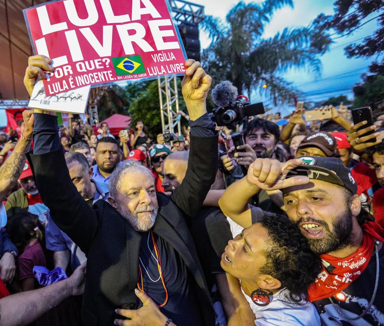 Fotografia de Lula cercado de apoiadores