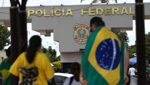 Movimentação em frente à sede da Superintendência da Polícia Federal, em Brasília (DF), para onde foi levado o ex-presidente Jair Messias Bolsonaro após ser preso