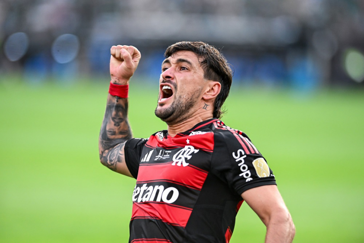 Bruno Henrique e Arrascaeta se tornam tricampeões da Libertadores pelo Flamengo