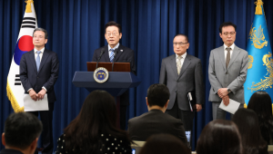 O presidente sul-coreano Lee Jae Myung (C) discursa durante uma coletiva de imprensa ao anunciar a conclusão de um documento conjunto sobre acordos comerciais e de segurança com os EUA no Gabinete Presidencial em Seul, em 14 de novembro de 2025. (Foto: YONHAP / AFP) / PROIBIDO O USO APÓS 13 DE DEZEMBRO DE 2025, 02:27:07 GMT - - COREIA DO SUL FORA / PROIBIDO ARQUIVAR - USO RESTRITO A ASSINANTES