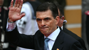 O presidente eleito da Bolívia, Rodrigo Paz, acena ao chegar à Praça Murillo para sua cerimônia de posse em La Paz, em 8 de novembro de 2025. (Foto de AIZAR RALDES / AFP)