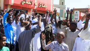 Moradores locais participam de uma manifestação em Omdurman, em 31 de outubro de 2025, para protestar contra as supostas "atrocidades" cometidas pelas Forças de Apoio Rápido (RSF) em El-Fasher, no oeste do Sudão. As Forças de Apoio Rápido (RSF), grupo paramilitar do Sudão, afirmaram ter prendido vários de seus combatentes acusados ​​de cometer abusos durante a tomada da cidade de El-Fasher, incluindo um homem identificado pela AFP em diversos vídeos de execuções. As RSF, em guerra com o exército desde abril de 2023, tomaram El-Fasher — o último reduto do exército no oeste de Darfur — em 26 de outubro, após um cerco de 18 meses.