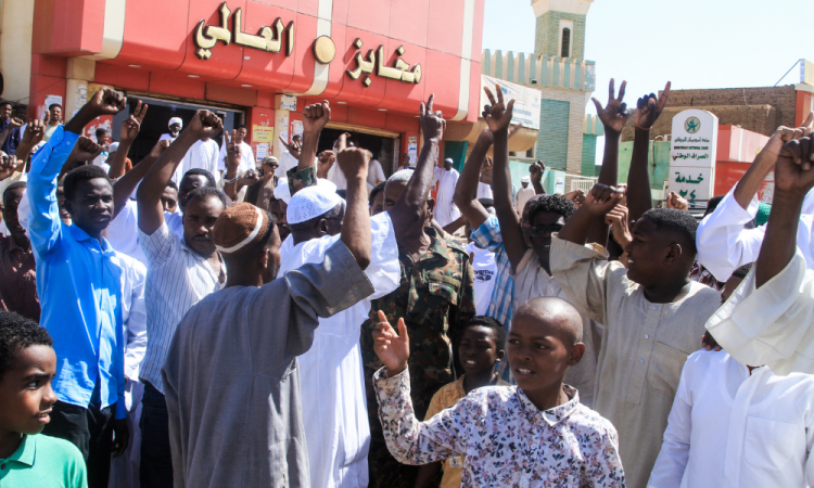 Moradores locais participam de uma manifestação em Omdurman, em 31 de outubro de 2025, para protestar contra as supostas "atrocidades" cometidas pelas Forças de Apoio Rápido (RSF) em El-Fasher, no oeste do Sudão. As Forças de Apoio Rápido (RSF), grupo paramilitar do Sudão, afirmaram ter prendido vários de seus combatentes acusados ​​de cometer abusos durante a tomada da cidade de El-Fasher, incluindo um homem identificado pela AFP em diversos vídeos de execuções. As RSF, em guerra com o exército desde abril de 2023, tomaram El-Fasher — o último reduto do exército no oeste de Darfur — em 26 de outubro, após um cerco de 18 meses.