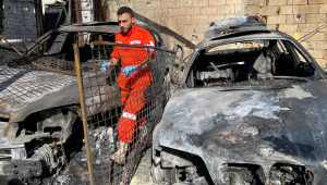 Um socorrista está ao lado dos destroços de carros enquanto procura por restos mortais após um ataque israelense ao campo de refugiados palestinos de Ain al-Hilweh, perto de Sidon, no sul do Líbano, em 19 de novembro de 2025. O Líbano afirmou que um ataque israelense na noite de 18 de novembro a um campo de refugiados palestinos superlotado no sul do país matou pelo menos 13 pessoas, enquanto Israel disse ter atingido um complexo do Hamas. O grupo militante negou ter instalações militares em campos palestinos no Líbano e chamou as alegações de Israel de "mentiras".