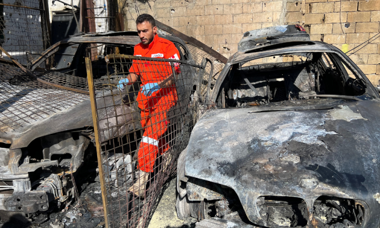Um socorrista está ao lado dos destroços de carros enquanto procura por restos mortais após um ataque israelense ao campo de refugiados palestinos de Ain al-Hilweh, perto de Sidon, no sul do Líbano, em 19 de novembro de 2025. O Líbano afirmou que um ataque israelense na noite de 18 de novembro a um campo de refugiados palestinos superlotado no sul do país matou pelo menos 13 pessoas, enquanto Israel disse ter atingido um complexo do Hamas. O grupo militante negou ter instalações militares em campos palestinos no Líbano e chamou as alegações de Israel de "mentiras".